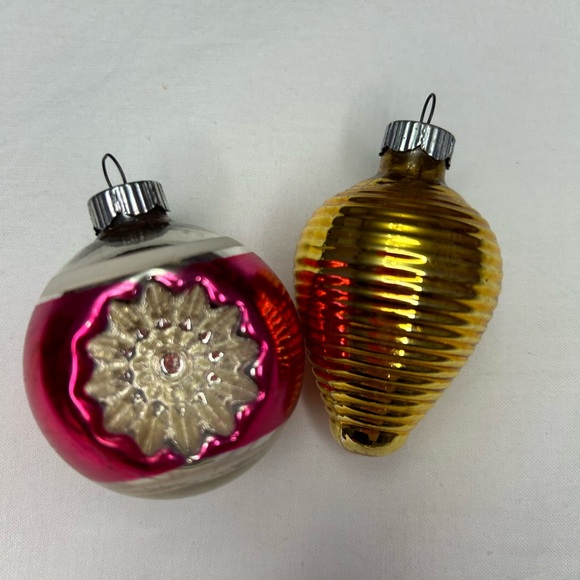 Set of 7 vintage Christmas ornaments Mix, 2 of them shiny bright. - Picture 3 of 11